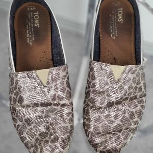 Tom's glitter giraffe